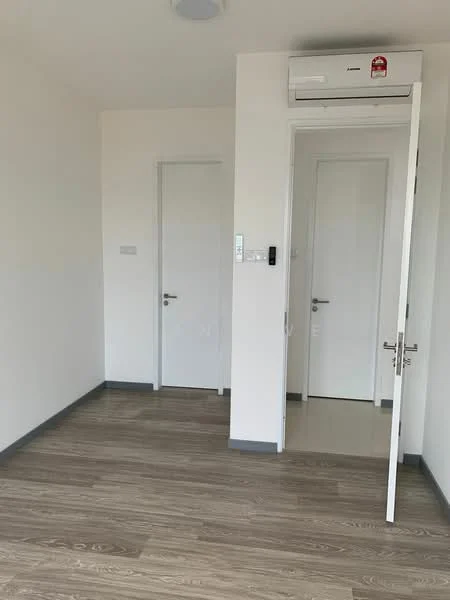 Room features: light wood laminate flooring, white painted walls, 1 wall-mounted split AC, 2 white doors, neutral ceiling, light switch panel, baseboards; style: modern.