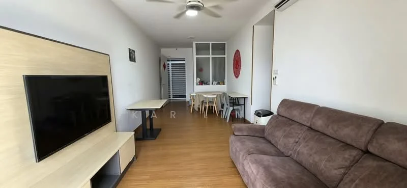 Living features: 3-seater fabric sofa in brown, wall-mounted TV, TV console in light wood, ceiling fan, laminate flooring, dining table with chairs, open layout, large window with natural light; style: modern.