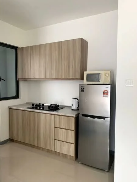 Kitchen features: light wood cabinetry, grey countertop, stainless-steel fridge, built-in microwave, 4-burner gas hob, kettle, drawer storage, wall-mounted cabinets; style: modern.