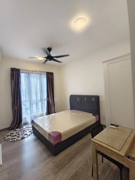Bedroom features: queen-size bed with mattress, upholstered headboard, wooden flooring, 5-blade ceiling fan with light, floor-to-ceiling windows, sheer curtains, decorative area rug, study desk, black chair; style: modern; view: city.