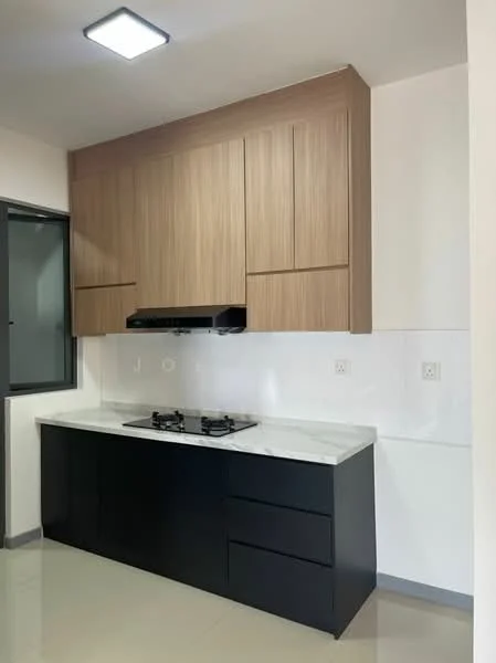 Kitchen features: wall-mounted cabinets in wood finish, black lower cabinets, marble countertop, built-in gas hob, stainless-steel range hood, white tiled backsplash, grey floor tiles, recessed ceiling lights; style: modern.