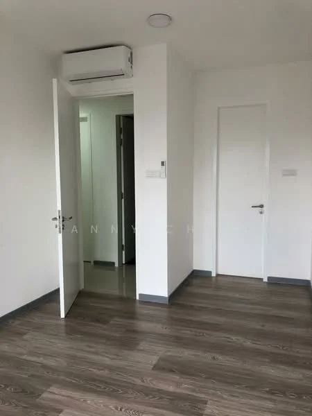 Room features: white painted walls, laminate flooring, 1 wall-mounted split AC, double door, single door, recessed ceiling light; style: modern.