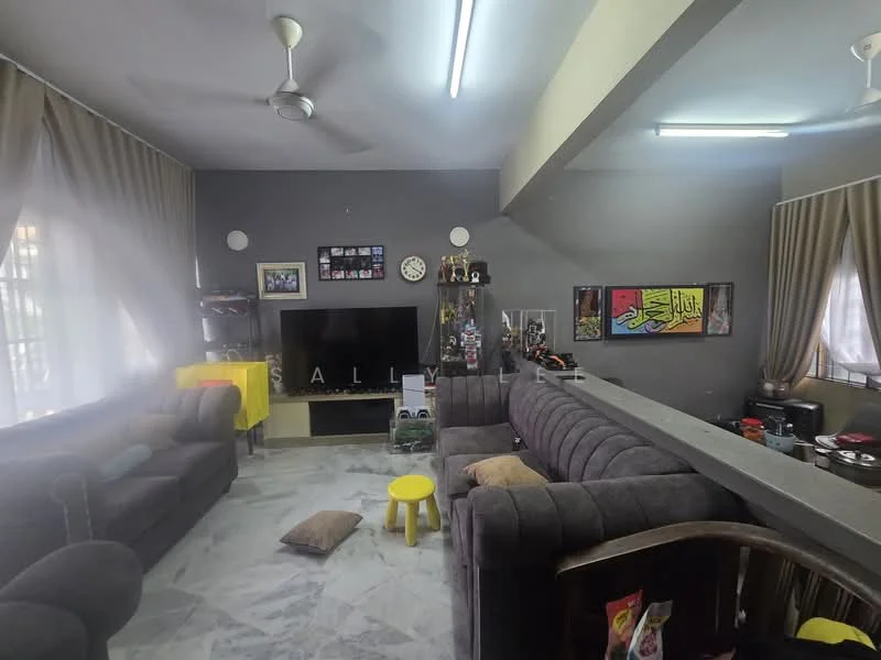 Living features: grey painted walls, marble flooring, 5-blade ceiling fan with light, sofa with upholstered backrest, 2-seater fabric sofa in dark grey, coffee table, wall-mounted TV, decorative wall clock, framed artwork, area rug, curtains, open shelving, decorative items on shelves; style: modern.