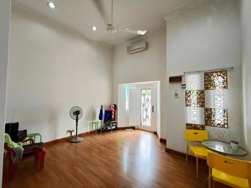 Living features: wooden flooring, white painted walls, recessed downlights, 5-blade ceiling fan, floor-to-ceiling windows, glass door, TV console, 2-seater sofa in red, 2-seater sofa in green, small round dining table, 2 yellow dining chairs, standing fan; style: modern; view: garden.