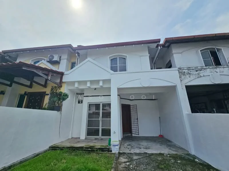 Exterior type: linked terrace house; features: white painted facade, flat roof, single-storey, manicured lawn, paved walkway, car porch, window with grille, front entrance with glass door; style: modern.