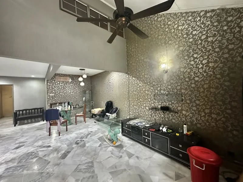 Living features: marble flooring, grey accent wall with decorative pattern, white painted walls, 5-blade ceiling fan, recessed downlights, wall-mounted mirror, black console table, red trash bin, dining table with chairs, armchair, decorative wall sconce; style: contemporary.