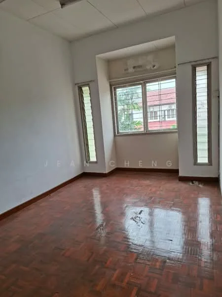 Room features: white painted walls, parquet wood flooring, two windows with horizontal slats, natural light from windows, corner window nook; view: garden.
