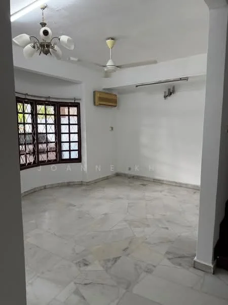 Room features: white painted walls, marble flooring, 5-blade ceiling fan with light, wall-mounted split AC, window with grid pattern, natural light from windows, recessed ceiling, neutral color scheme; style: modern.