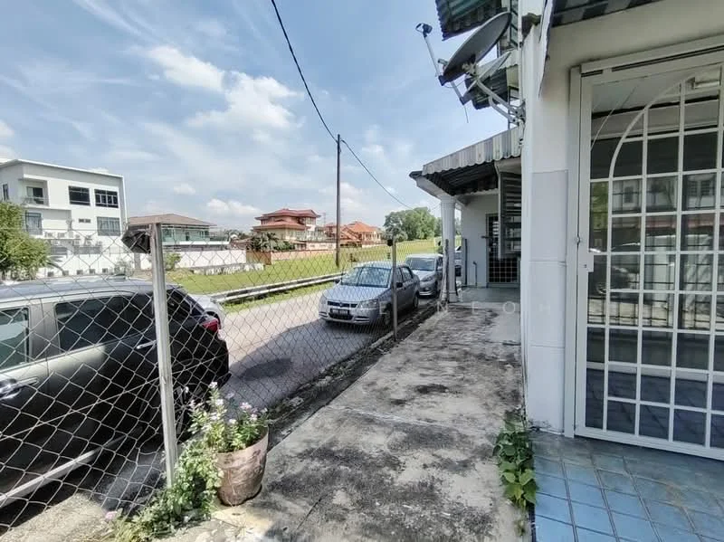 Exterior type: linked terrace house; features: concrete pathway, fenced perimeter, front yard with grass, street view, parking space for 2 cars, single-storey, nearby residential buildings, power lines visible; style: modern.
