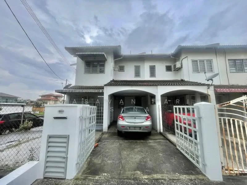 Exterior type: linked terrace house; features: two-storey building, white painted facade, car porch with awning, two covered parking spaces, fenced front yard, sliding gate, windows with grilles, roof overhang, concrete driveway, surrounded by low fencing; style: modern.