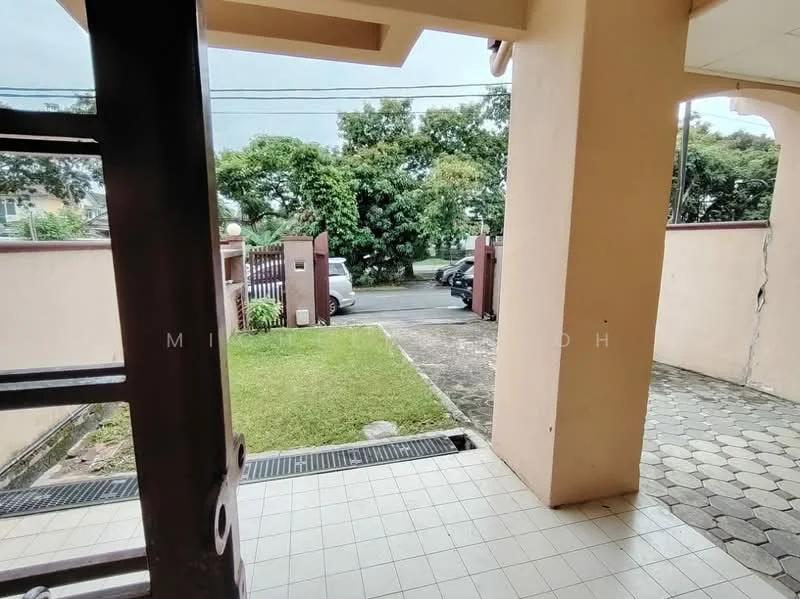 Exterior type: linked terrace house; features: paved walkway, manicured lawn, greenery, fenced perimeter, driveway, street view, single-storey, front yard; style: modern.