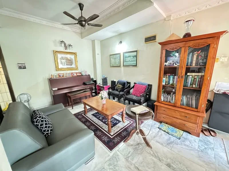 Living features: 3-seater grey leather sofa, wooden coffee table, area rug with geometric pattern, wooden display cabinet with glass doors, black armchairs with cushions, piano, wall-mounted artwork, ceiling fan, light-colored walls, tile flooring; style: traditional.