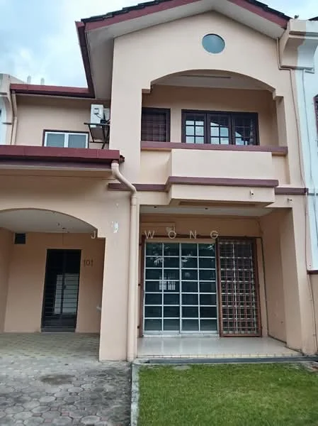 Exterior type: linked terrace house; features: cream painted facade, arched entrance, ground floor with porch, first floor with balcony, sliding glass door, grill gate, stone-paved walkway, air conditioning unit visible, two-storey structure, windows with grid pattern; style: modern.
