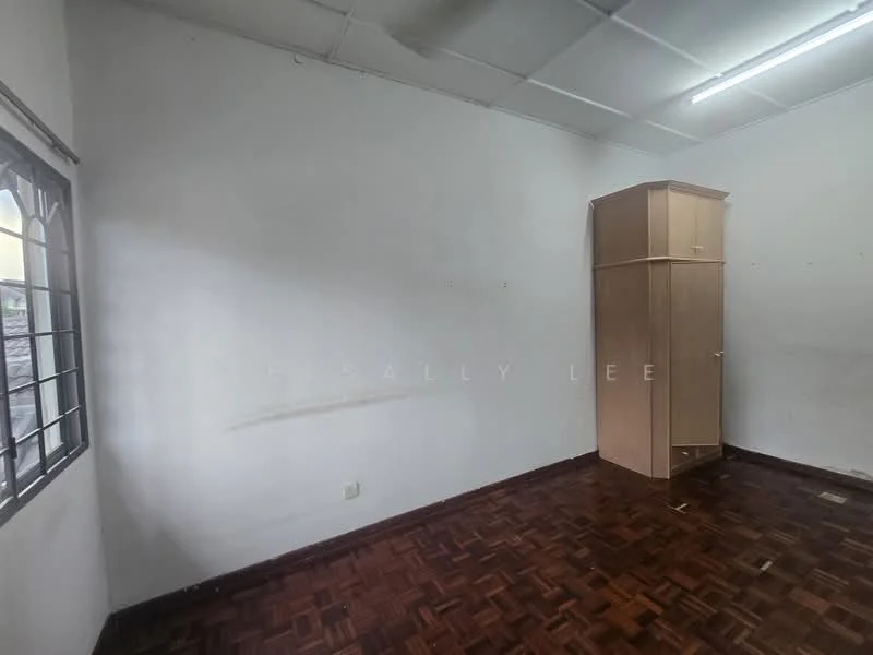 Room features: white painted walls, parquet wood flooring, built-in wardrobe, ceiling with fluorescent lighting, window with metal grille.