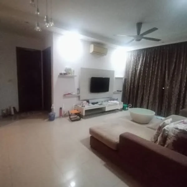 Living features: 3-seater fabric sofa in beige, coffee table, wall-mounted TV, TV console, ceiling fan, recessed downlights, curtains, tile flooring, decorative wall shelf, air conditioning unit; style: modern.