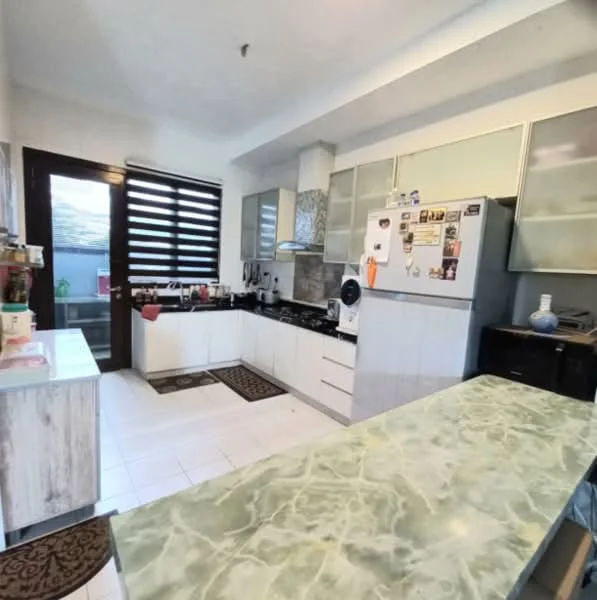Kitchen features: white cabinetry, black countertop, green marble countertop, stainless-steel fridge, built-in oven, 4-burner gas hob, black backsplash, double-bowl stainless-steel sink, chrome pull-down faucet, window with horizontal blinds, tile flooring, 2 area rugs, wall-mounted cabinets, kitchen island; style: modern; view: garden.