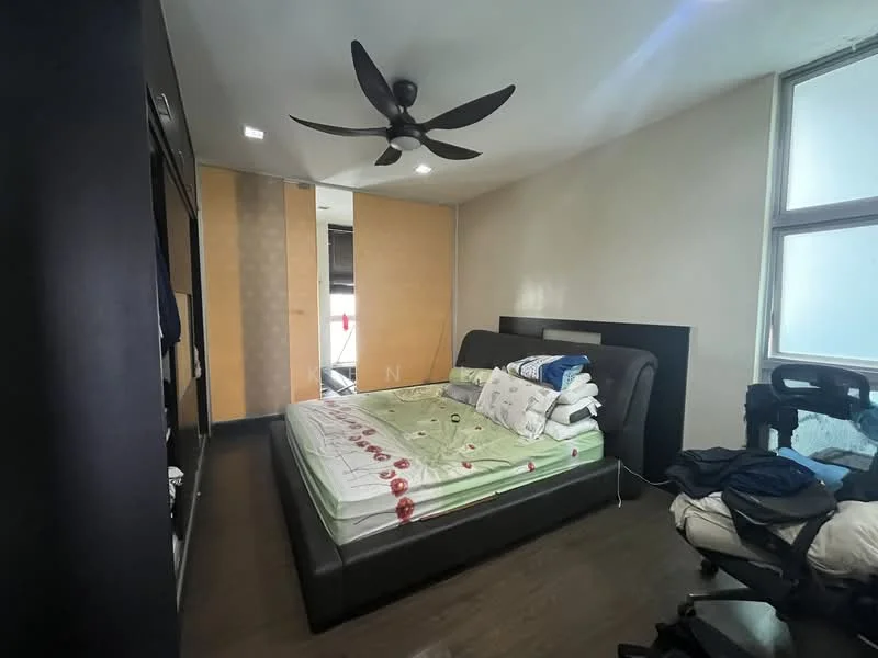 Bedroom features: king-size bed with upholstered headboard, bedding with floral pattern, 2 bedside lamps, built-in wardrobe with sliding doors, ceiling fan with 5 blades, wooden flooring, large window with natural light, office chair; style: modern.