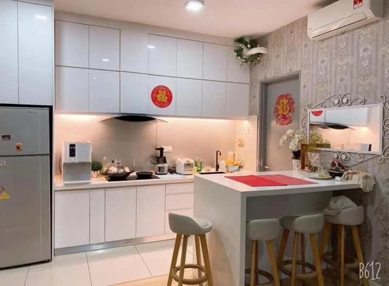 Kitchen features: white cabinetry with flat-panel doors, marble countertop, stainless-steel fridge, built-in microwave, stainless-steel range hood, 4-burner gas hob, single-bowl stainless-steel sink, chrome pull-down faucet, bar counter with three stools, decorative wall with floral wallpaper, recessed downlights, wall-mounted air conditioning unit; style: modern.