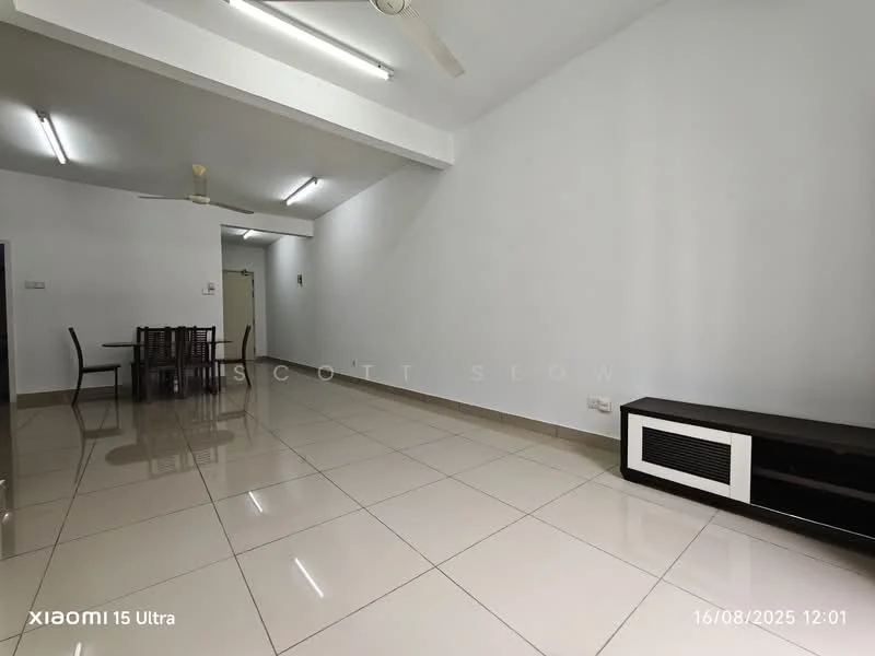 Living features: white painted walls, polished ceramic tile flooring, ceiling with fluorescent lights, 5-blade ceiling fan, large windows for natural light, TV console in black, dining table with four chairs, open layout; style: modern.