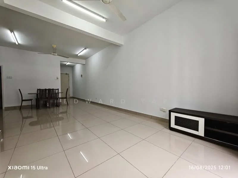 Living features: white painted walls, polished ceramic tile flooring, ceiling with recessed downlights, 5-blade ceiling fan, large windows, TV console, dining table with four chairs, open layout; style: modern.