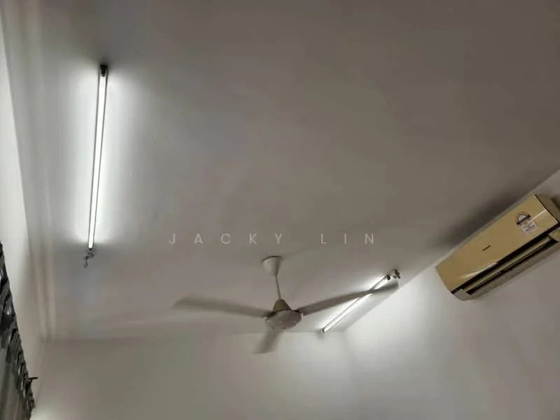 Room features: white painted walls, ceiling fan, 2 fluorescent light fixtures, wall-mounted split AC.