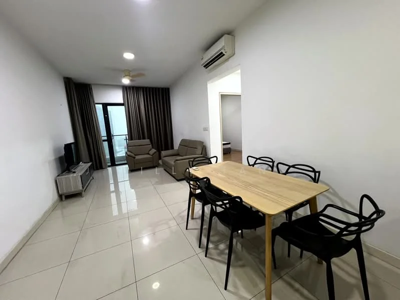 Living features: white painted walls, glossy tile flooring, 5-blade ceiling fan with light, wall-mounted air conditioning unit, sofa in beige fabric, 2-seater sofa, TV console in light wood, wall-mounted TV, dining table with 6 black chairs, floor-to-ceiling windows with sheer curtains; style: modern.
