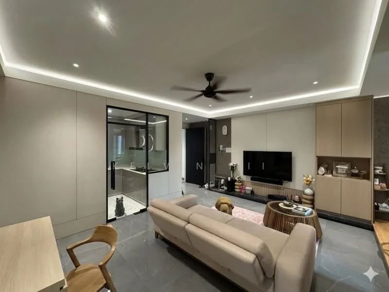 Living features: sofa in light beige, wooden coffee table, wall-mounted TV, TV console, recessed downlights, 5-blade ceiling fan, grey marble flooring, decorative wall with built-in cabinets, area rug, glass partition to bathroom, decorative items on shelves; style: modern.