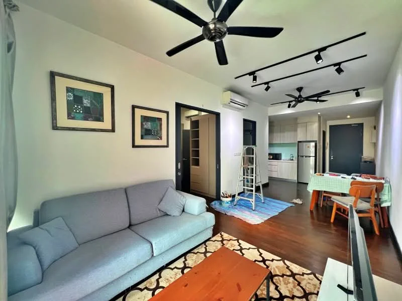Living features: 3-seater fabric sofa in light grey, wood coffee table, area rug with geometric pattern, 2 ceiling fans, recessed LED downlights, wall-mounted TV, TV console, framed artwork on walls, wooden flooring, open layout to kitchen, dining area with chairs; style: modern.