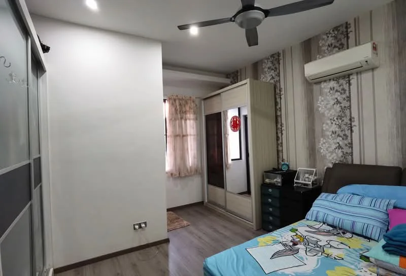 Bedroom features: queen-size bed with blue bedding, upholstered headboard, built-in wardrobe with sliding doors, wooden flooring, wall-mounted air conditioning unit, ceiling fan, decorative wall with floral pattern, window with sheer curtains, area rug, nightstand with drawers; style: modern.