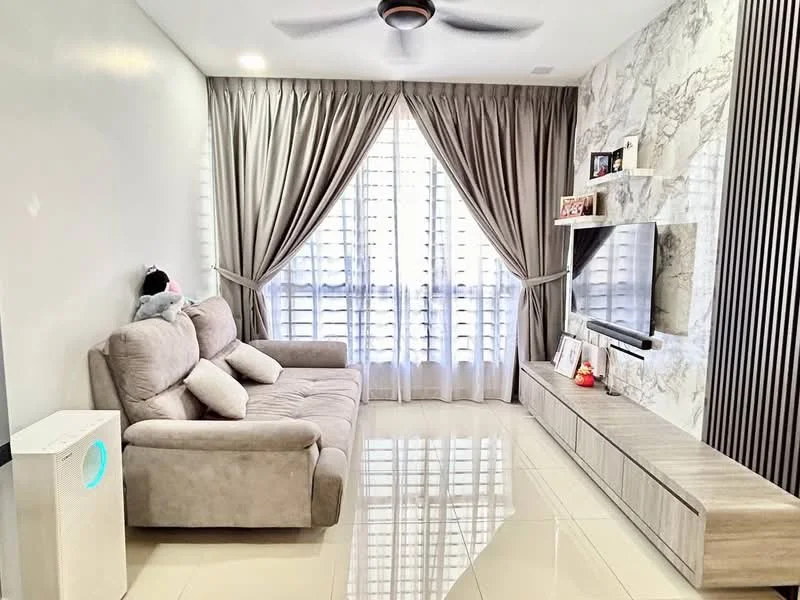 Living features: 3-seater fabric sofa in light grey, floor-to-ceiling windows with horizontal blinds, light grey curtains, wall-mounted TV, TV console in light wood finish, decorative wall with marble cladding, reflective tile flooring, ceiling fan with light; style: modern.