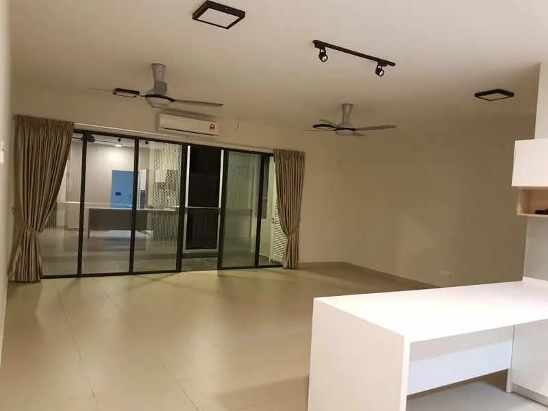 Living features: light-coloured tiled flooring, white painted walls, 2 ceiling fans, recessed ceiling lights, floor-to-ceiling sliding glass doors, sheer curtains, open layout, wall-mounted air conditioning unit; style: modern.
