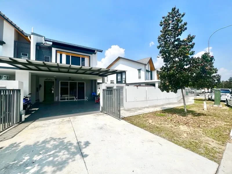 Exterior type: linked terrace house; features: concrete driveway, manicured lawn, fenced perimeter, car porch with awning, two-storey structure, modern facade with large windows, landscaped garden area, surrounded by residential units, clear blue sky, street view; style: modern.