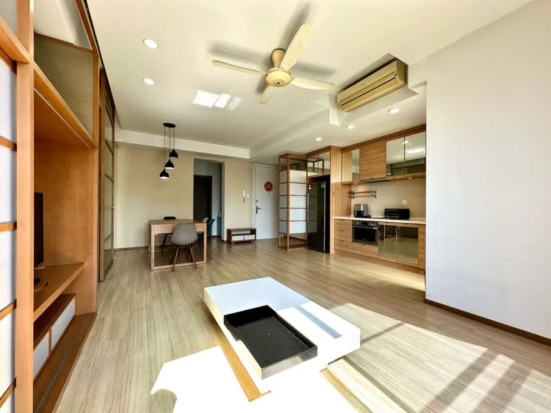 Living features: wooden flooring, 5-blade ceiling fan with light, recessed downlights, wall-mounted air conditioning unit, large window with natural light, open shelving unit, coffee table, TV console, dining table with chairs, kitchen area with cabinets, stainless-steel fridge, built-in oven, microwave, black countertop; style: modern.