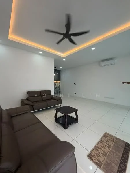 Living features: brown leather sofa, 3-seater sofa, coffee table with dark wood finish, white painted walls, recessed ceiling lights, 5-blade ceiling fan, wall-mounted air conditioning unit, large floor tiles, decorative area rug with geometric pattern; style: modern.