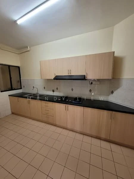 Kitchen features: laminate cabinetry in light wood, black granite countertop, ceramic tile backsplash, single-bowl stainless-steel sink, chrome pull-down faucet, built-in gas hob, under-cabinet lighting, tile flooring in beige, fluorescent ceiling light, window with black frame; style: modern.
