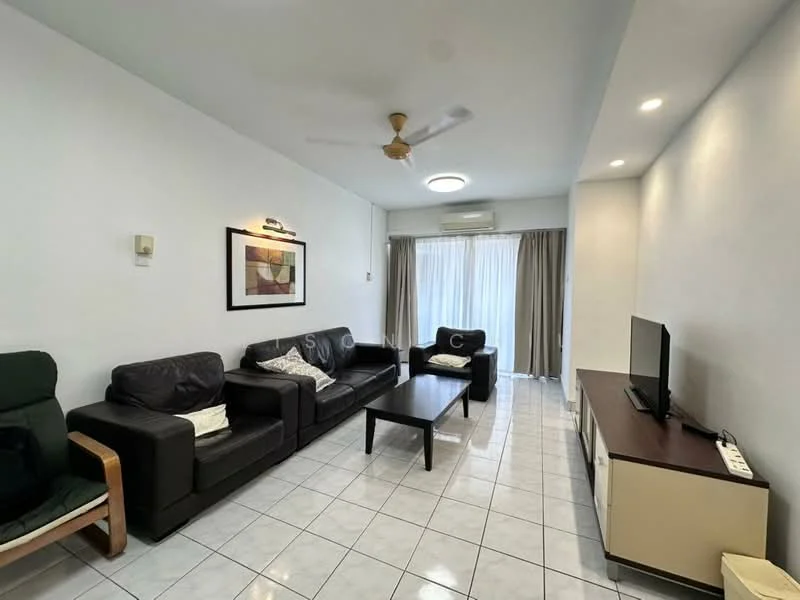 Living features: white painted walls, glossy tile flooring, 5-blade ceiling fan with light, sofa in black leather, coffee table in black, TV console in wood, wall-mounted TV, floor-to-ceiling windows with sheer curtains, curtains in grey, air conditioning unit; style: modern.