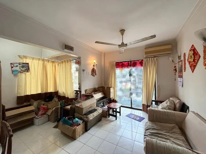 Living features: white painted walls, ceramic tile flooring, 5-blade ceiling fan, wall-mounted split AC, sofa in beige fabric, coffee table, curtains in yellow, sliding glass door, decorative wall art, boxes and packing materials, area rug, light fixture on wall.
