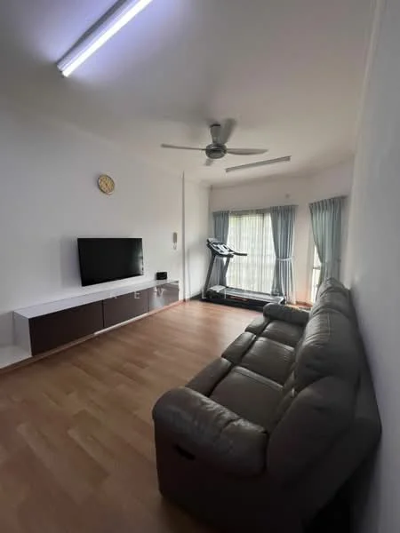 Living features: 3-seater leather sofa in grey, wall-mounted TV, TV console in dark wood, wooden flooring, ceiling fan, large windows with sheer curtains, clock on wall, treadmill, light-colored walls; style: modern.