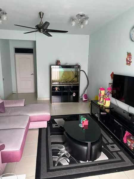Living features: 3-seater fabric sofa in pink, black coffee table, area rug with geometric pattern, wall-mounted TV, TV console in black, ceiling fan with light, glass display cabinet, light-colored walls, tile flooring, decorative wall clock; style: modern.