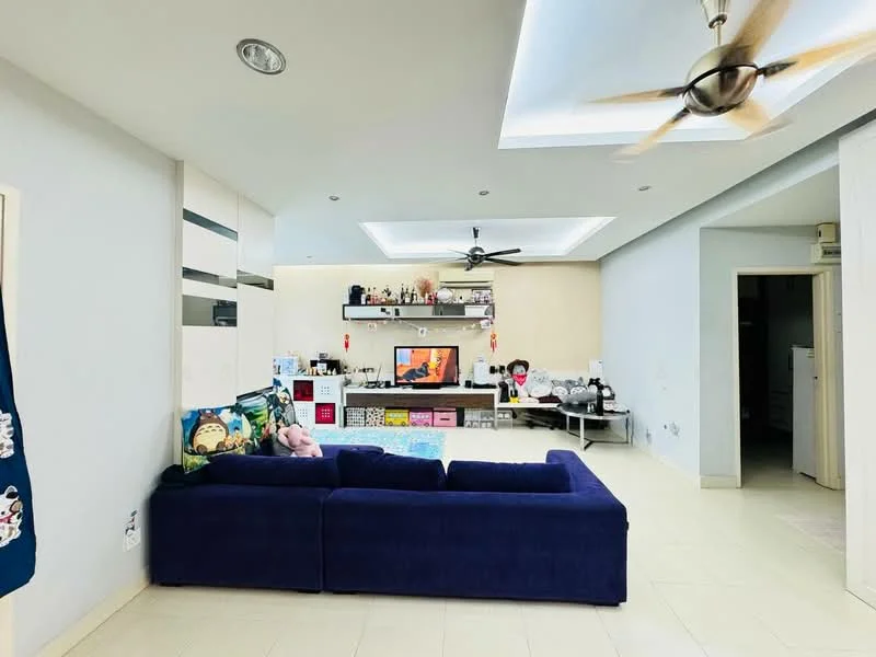 Living features: blue fabric sectional sofa, ceiling fan with light, recessed ceiling with LED lighting, wall-mounted TV, TV console, decorative shelving unit, light-colored walls, cream tiled flooring, open layout, decorative items on shelves; style: modern.