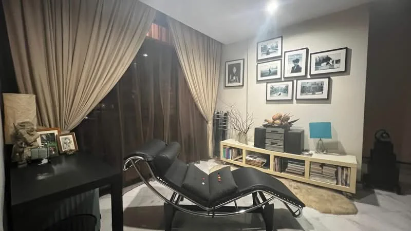 Study features: black leather chaise lounge, wooden shelving unit, decorative photographs in frames, black desk, blue table lamp, curtains in beige, wooden flooring, decorative plants, wall-mounted decor, area rug; style: modern.
