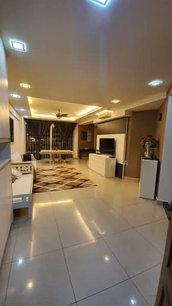 Living features: white walls, cream accent wall, polished ceramic tile flooring, 5-blade ceiling fan with light, recessed downlights, wall-mounted TV, white TV console, sofa with cushions, area rug with geometric pattern, large windows with sheer curtains, decorative plants in ceramic pots; style: modern.