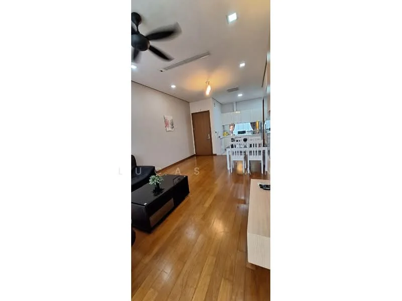 Living features: wooden flooring, white painted walls, 5-blade ceiling fan with light, sofa in black, coffee table, TV console, dining table with white chairs, open layout to kitchen; style: modern.