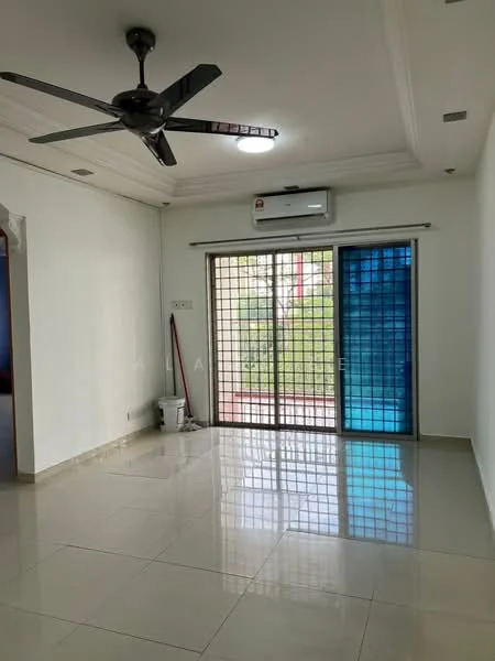 Living features: white painted walls, polished ceramic tile flooring, tray ceiling, 5-blade ceiling fan with light, wall-mounted split AC, floor-to-ceiling sliding glass door, blue tinted glass window, natural light from window, decorative ceiling moulding; style: modern; view: garden.