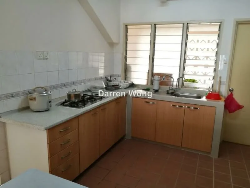 Kitchen features: laminate cabinetry in light wood finish, grey granite countertop, stainless-steel sink, chrome pull-down faucet, 4-burner gas hob, built-in oven, white tiled backsplash, window with horizontal slats, floor tiles in terracotta, microwave, rice cooker; style: modern.