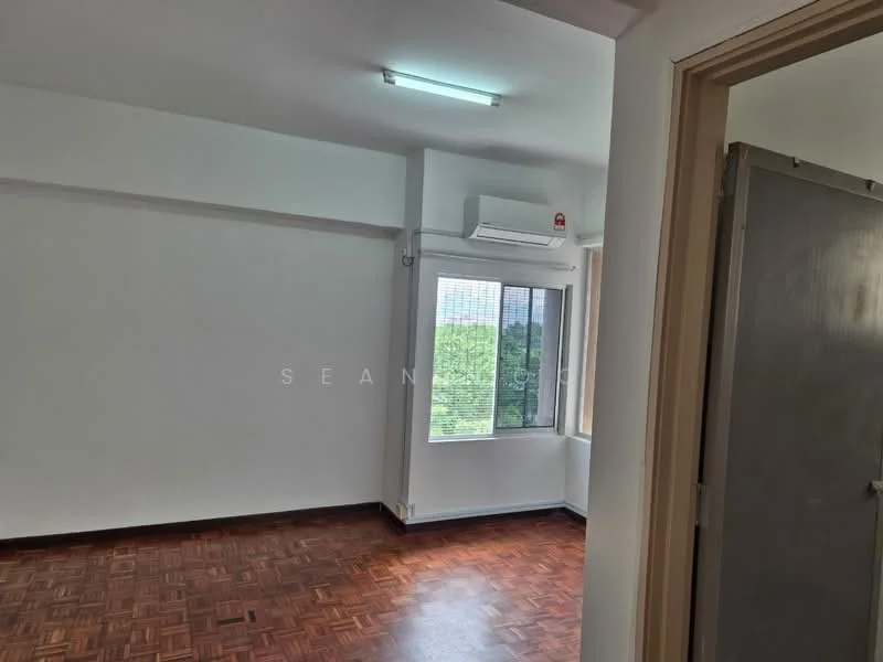 Room features: wooden flooring, white painted walls, 1 wall-mounted split AC, window with grid pattern, ceiling light, corner window, neutral color scheme; view: garden.
