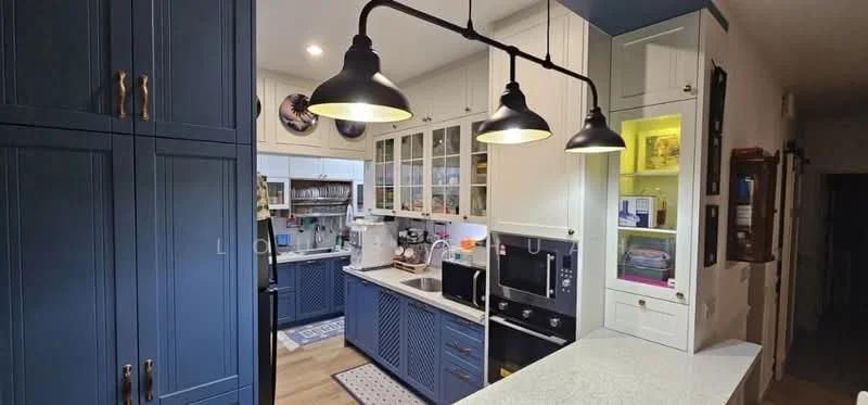 Kitchen features: blue cabinetry with lattice design, white upper cabinets with glass fronts, white quartz countertop, stainless-steel sink, chrome pull-down faucet, built-in microwave, freestanding oven, refrigerator, pendant lighting with three bulbs, tile backsplash, wooden flooring, area rug with geometric pattern; style: modern.