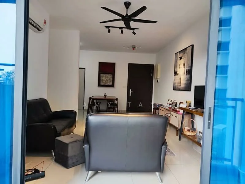 Living features: 3-seater leather sofa in black, ceiling fan with integrated light, wall-mounted TV, TV console, coffee table, artwork on walls, light-colored tiled flooring, large windows with blue frames, decorative items on console, dining table visible in background; style: modern; view: city.