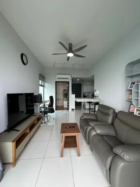 Living features: 3-seater leather sofa in grey, wooden coffee table, wall-mounted TV, TV console, 5-blade ceiling fan with light, recessed downlights, white painted walls, glossy tile flooring, window with blinds, decorative wall clock, open shelving unit; style: modern.