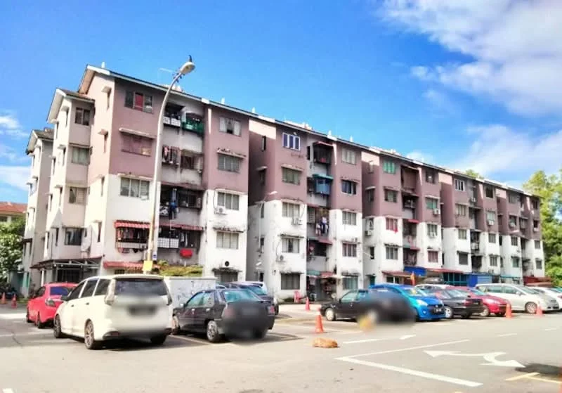 Exterior type: low-rise apartment block; features: 3-storey building, painted facade in white and purple, balconies with metal railings, multiple windows with grilles, parking lot with multiple cars, surrounding greenery, street lamp, paved driveway; style: traditional.